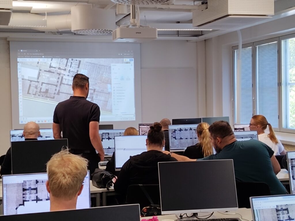 Koulutustilanne tietokoneluokassa