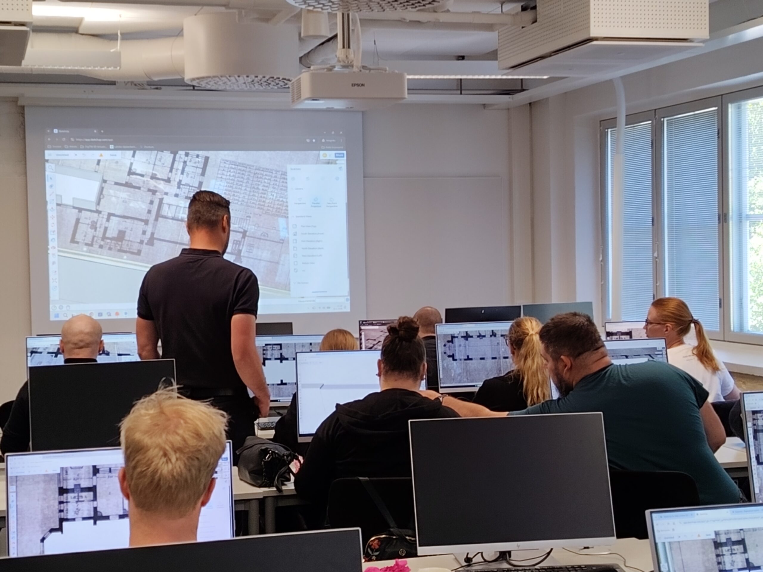 Koulutustilanne tietokoneluokassa