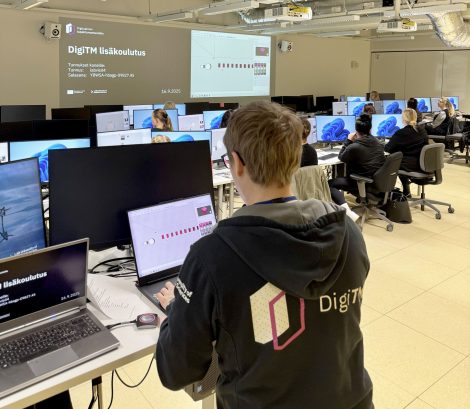 Aki Helminen kouluttaa tapahtumatilayrittäjiä ja alan toimijoita.